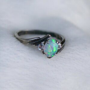 Sterling silver ring with a really pretty opal. Total ring weight is 2.9 grams